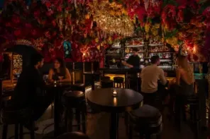 Interiér květinového lounge baru